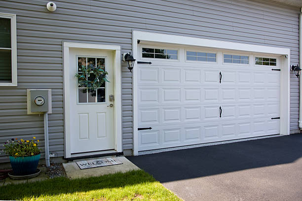 24/7 Emergency Garage Door Panel Replacement experts in Hornsby Bend, TX